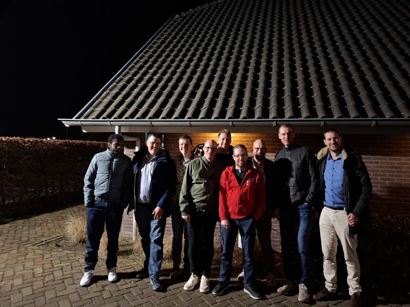 Bestand:Groepsfoto buiten4.jpg