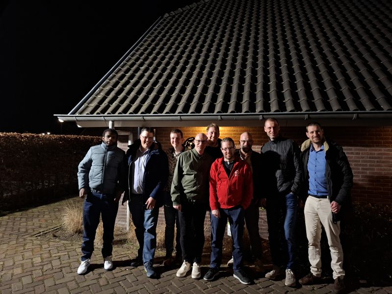 Bestand:Groepsfoto buiten2.jpg